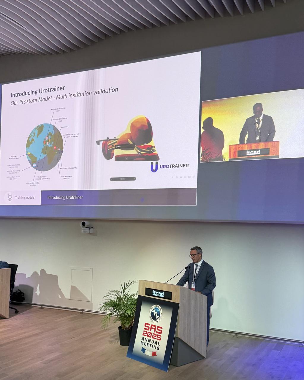 Dr. Gonzalo J. Vitagliano disertando en el SRS de Estrasburgo 2025 sobre UROTRAINER y la simulación quirúrgica