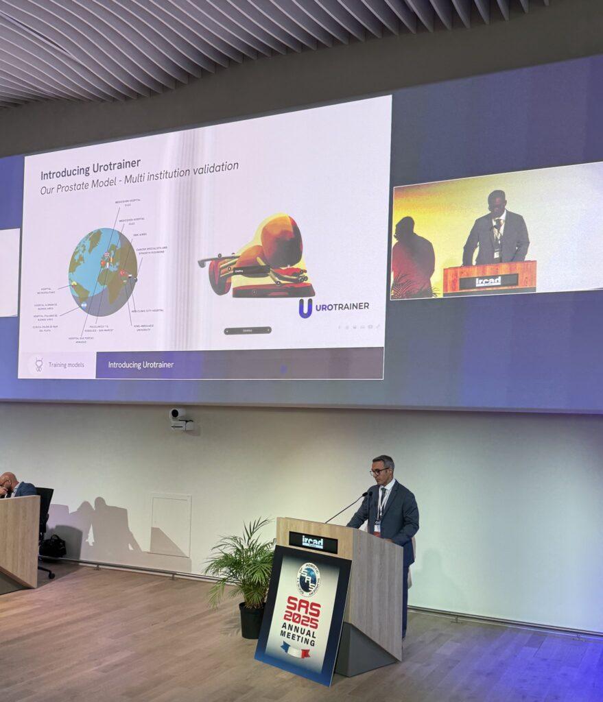 O Dr. Gonzalo Vitagliano apresentou o Urotrainer no Congresso Internacional de Robótica na França