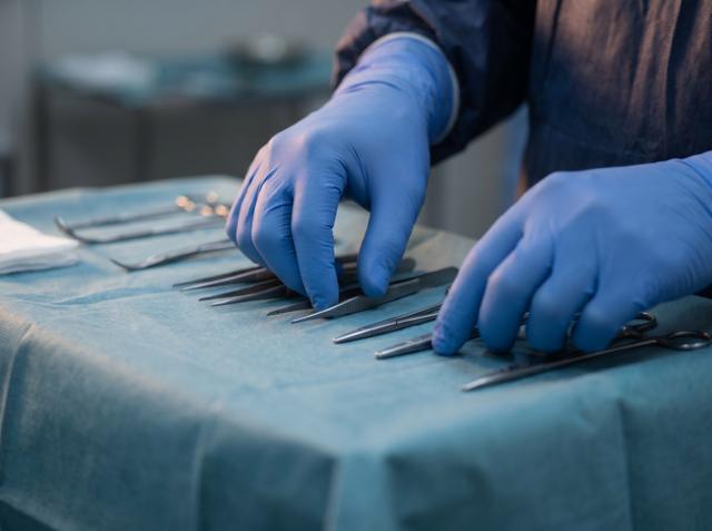 Detalhe cirúrgico de uma intervenção de cirurgia peno-escrotal na UMIBA.