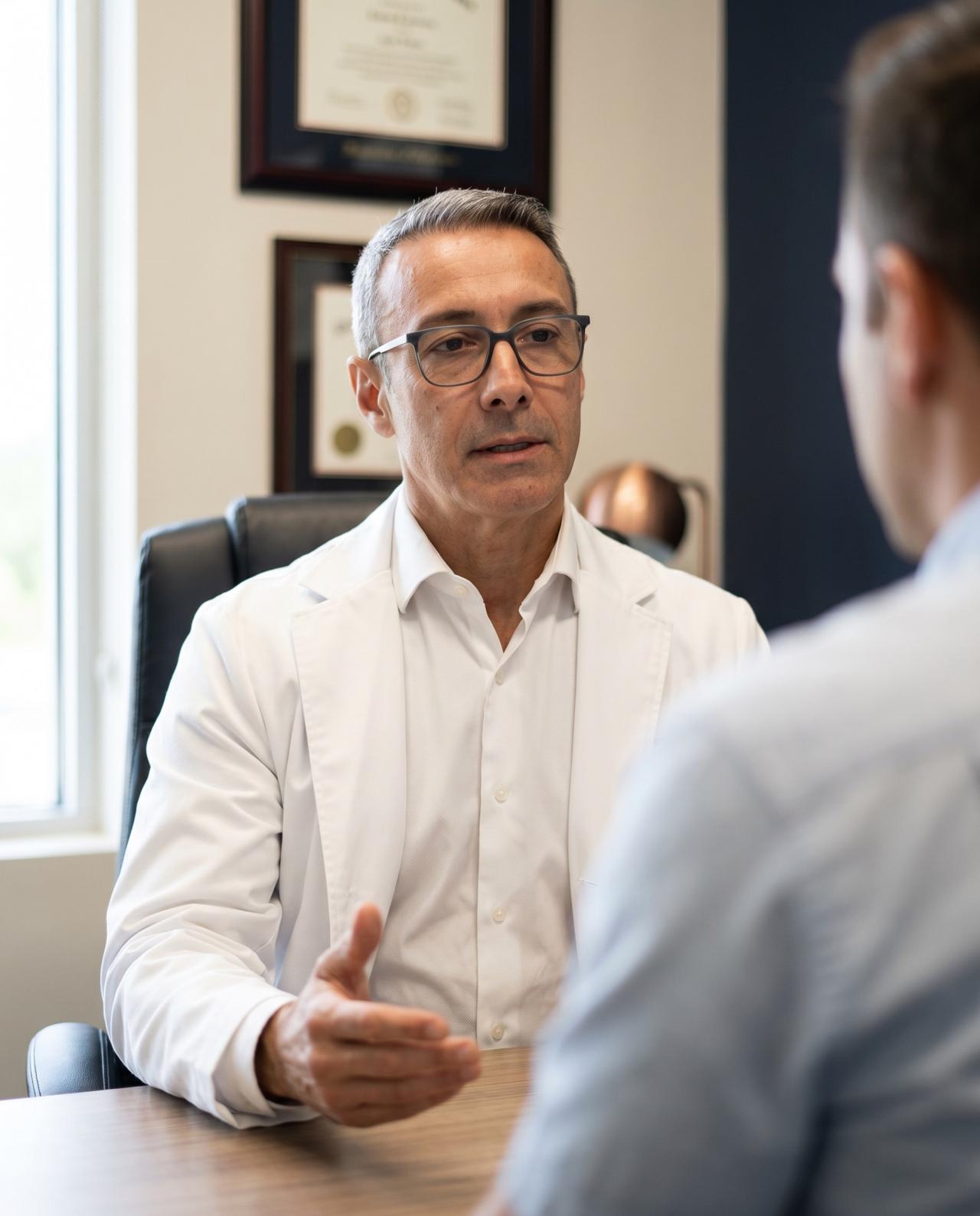 El director médico durante una consulta.
