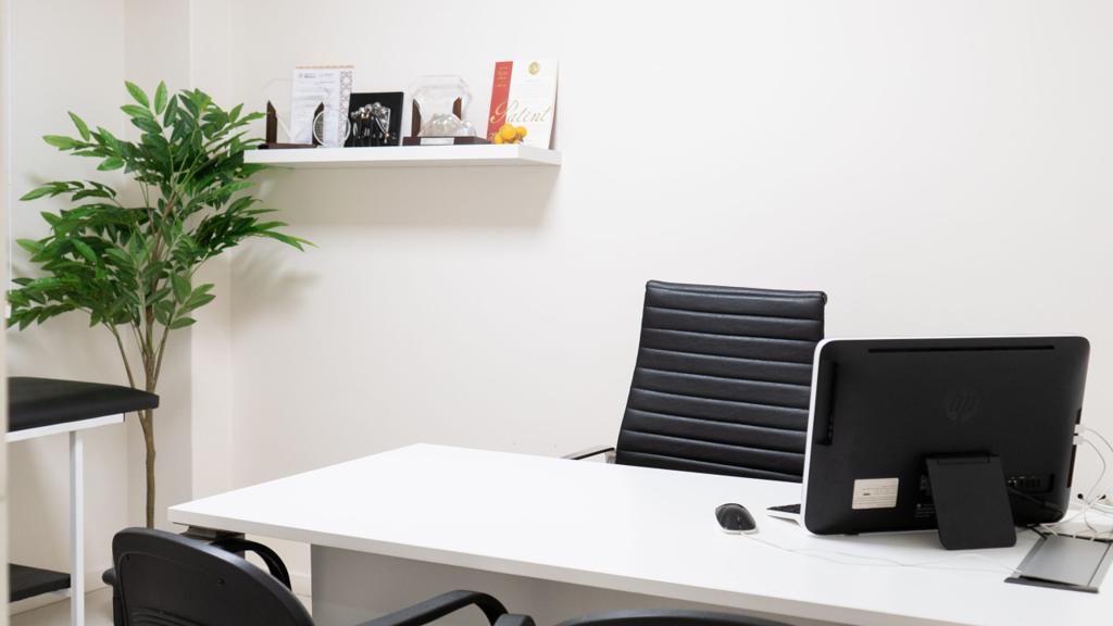 Segunda sala de consulta de UMIBA: escritorio con computadora, dos sillas para pacientes y camilla.