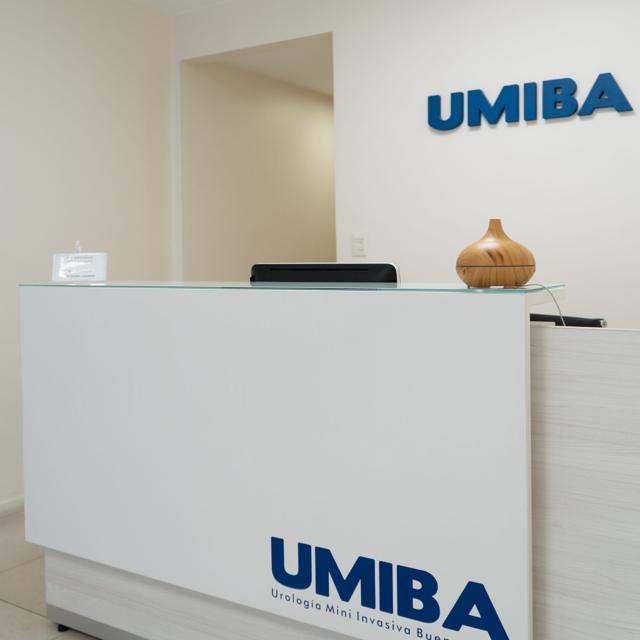 Mostrador de recepción de UMIBA con el letrero institucional en la pared.