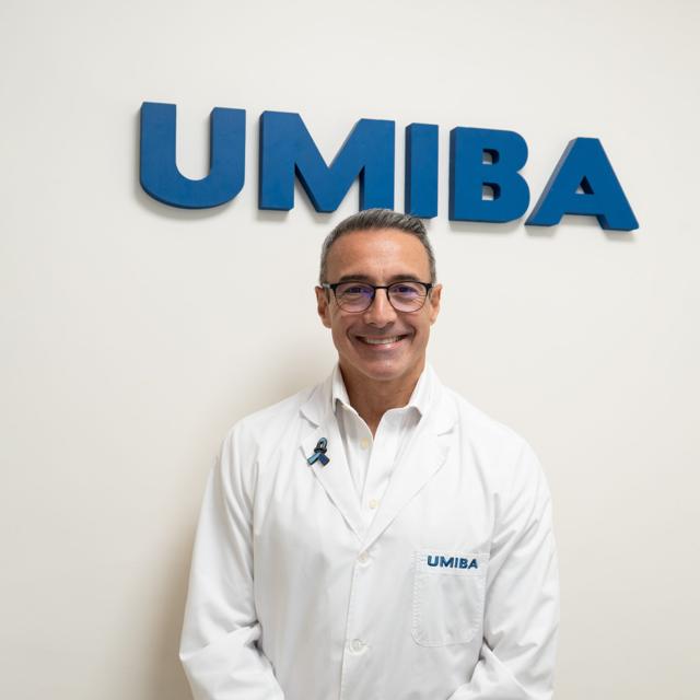 Retrato del Dr. Gonzalo J. Vitagliano bajo el letrero UMIBA.