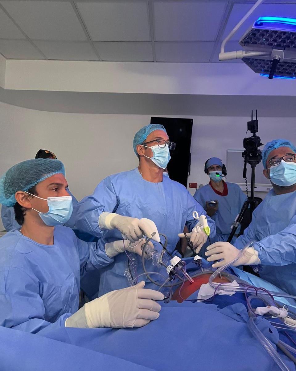 Equipo de UMIBA durante una misión quirúrgica internacional · cirugía robótica con equipo regional