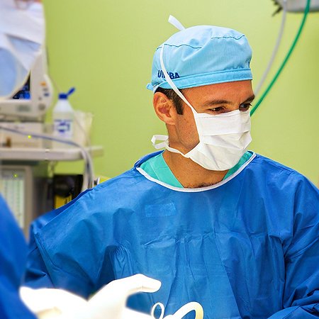 Dr. Gonzalo J. Vitagliano en quirófano robótico