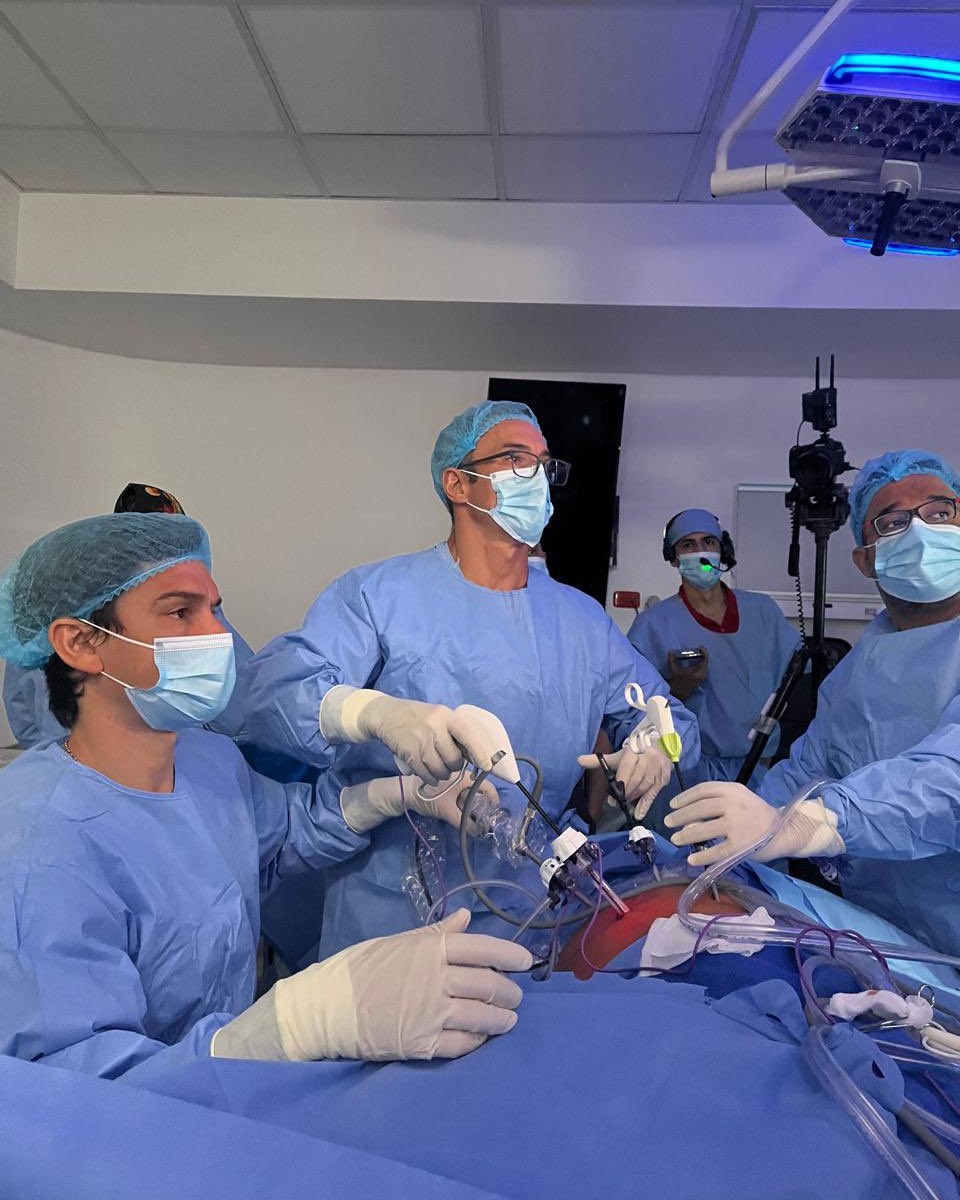 Equipo de UMIBA durante una misión quirúrgica internacional · cirugía robótica con equipo regional